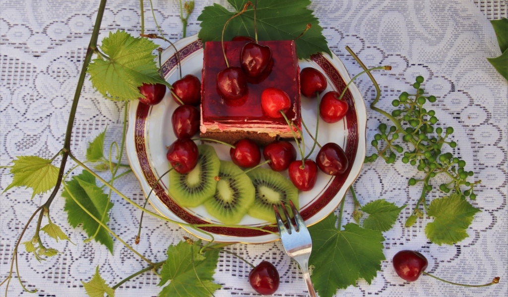 Кусок пирога с киви и черешней