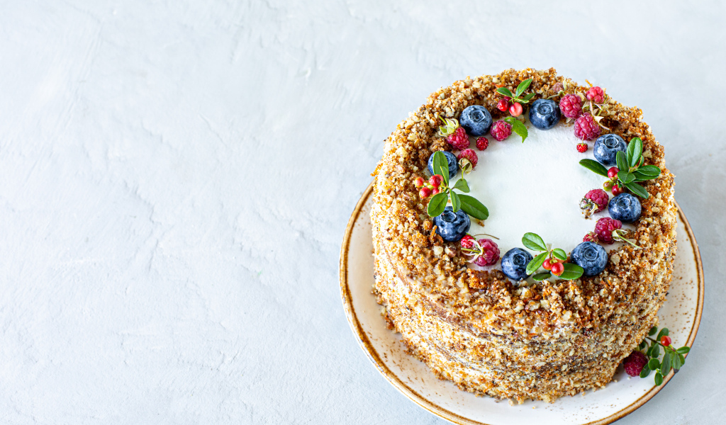 Аппетитный праздничный торт с ягодами