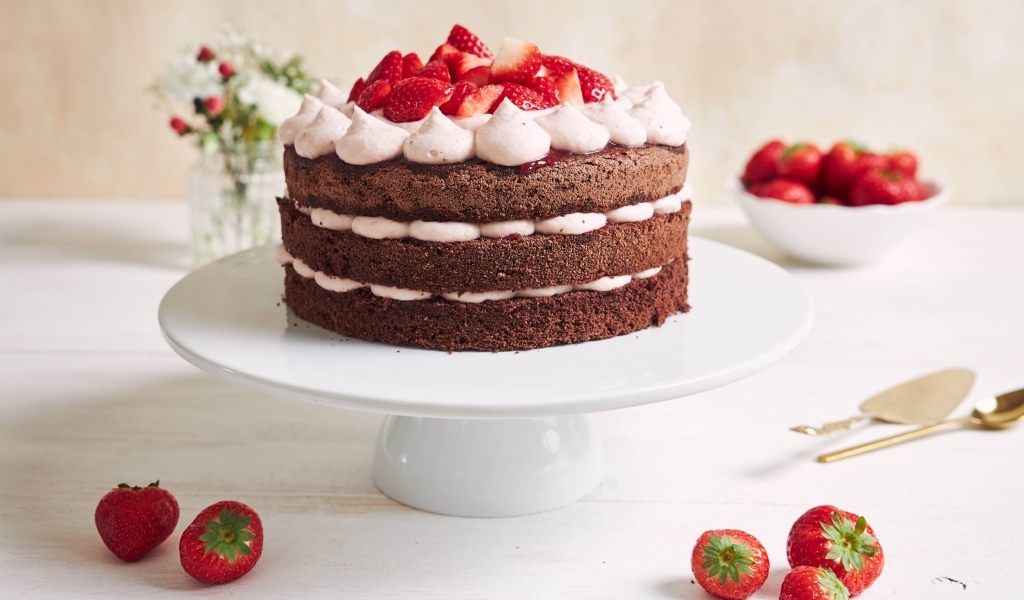 Аппетитный  праздничный торт с кремом и ягодами клубники