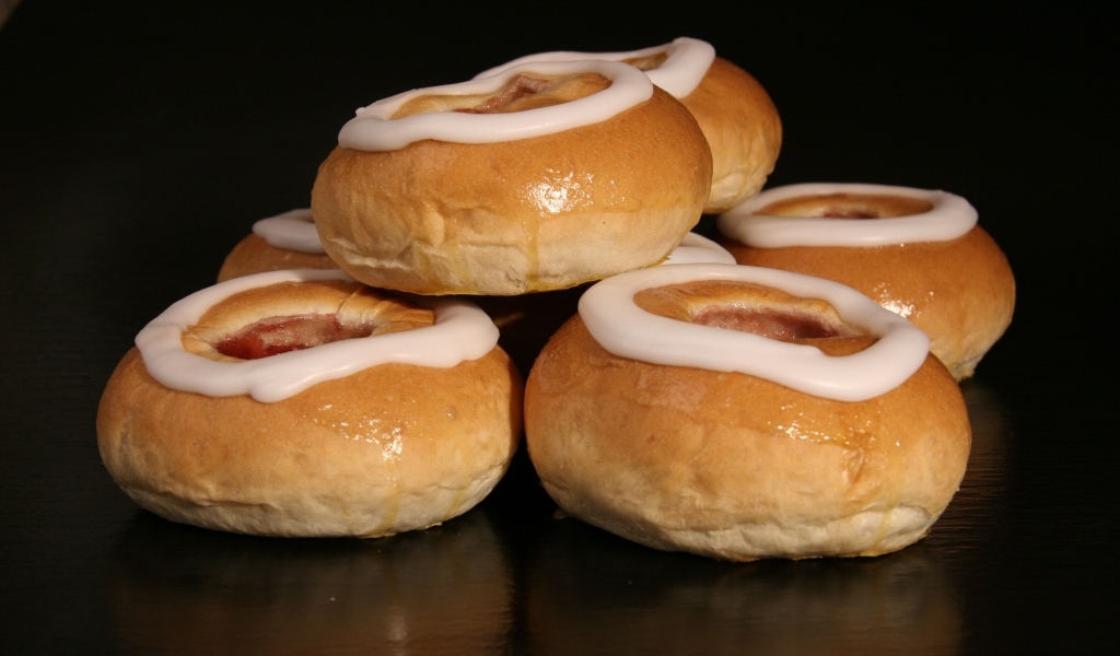 Аппетитные булочки с кремом на черном фоне