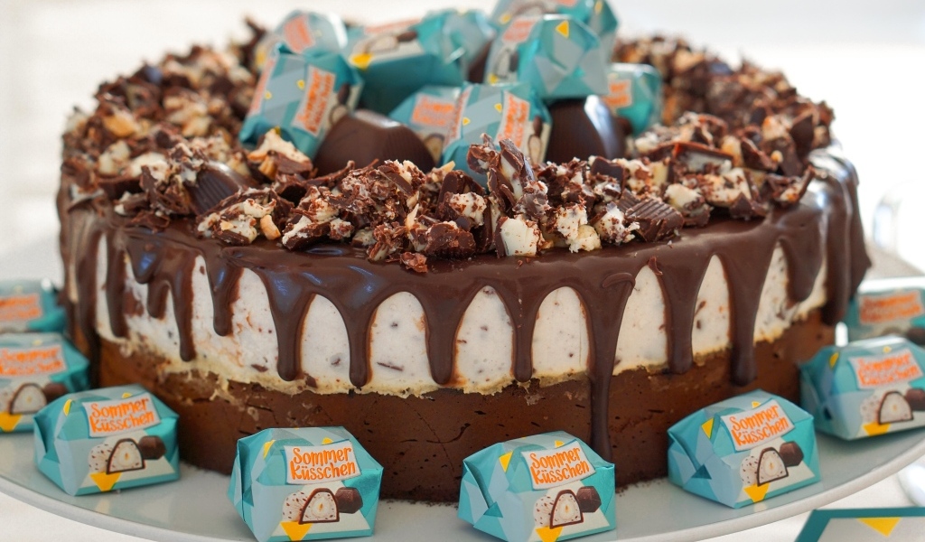 Аппетитный шоколадный торт с конфетами