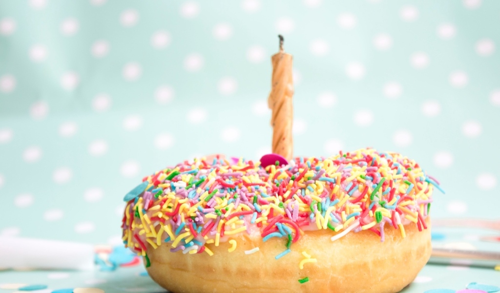 Аппетитный пончик со свечой на день рождения