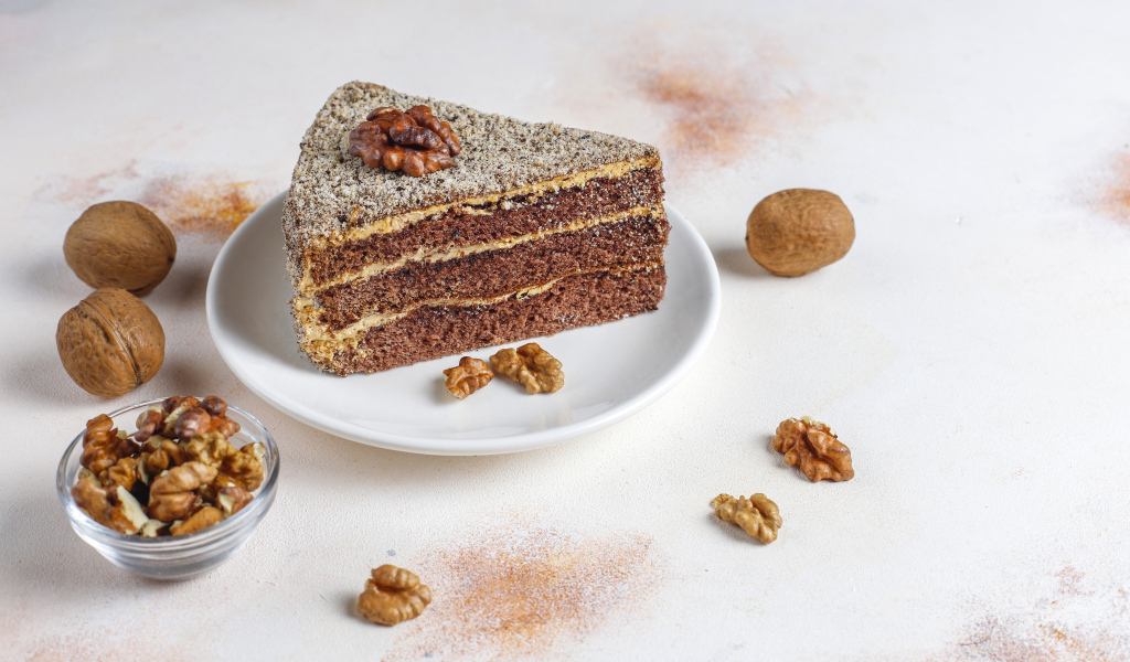 Аппетитный кусок  торта с грецкими орехами