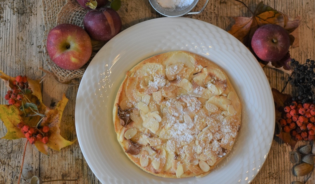 Пирог с яблоками на большой белой тарелке