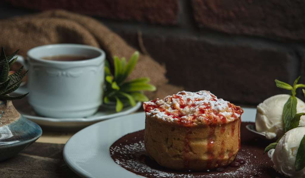 Яблочный пирог с чашкой чая на столе