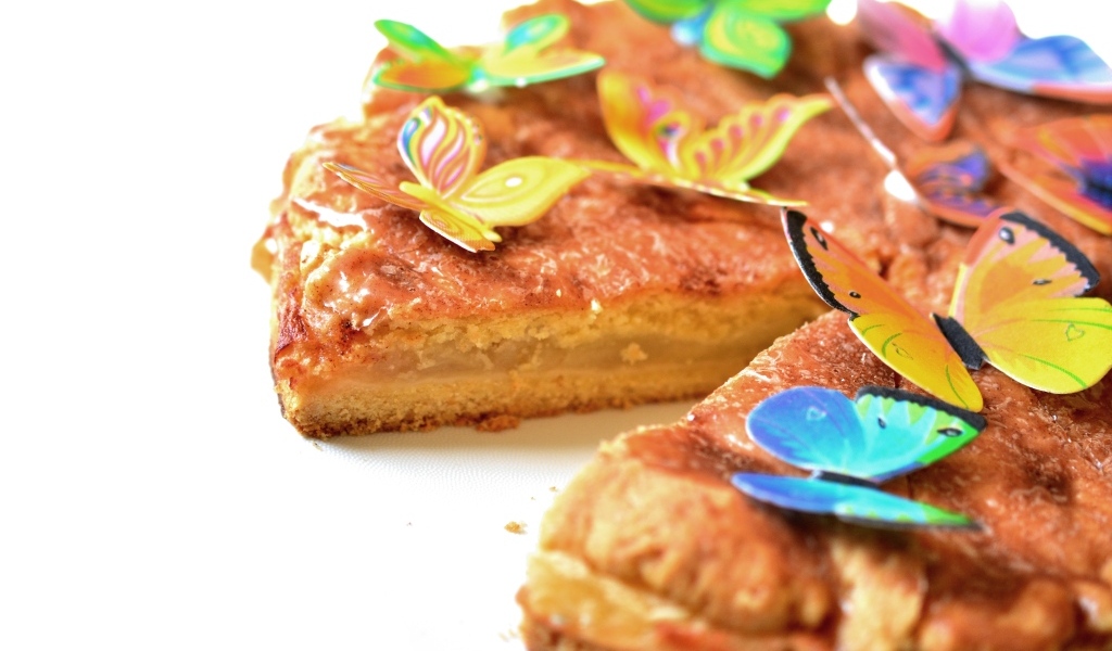 Яблочный пирог с бабочками на белом фоне