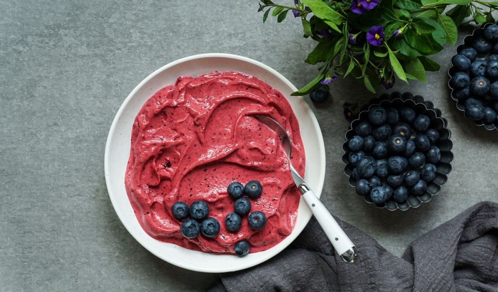 Ягодный щербет с черникой на столе