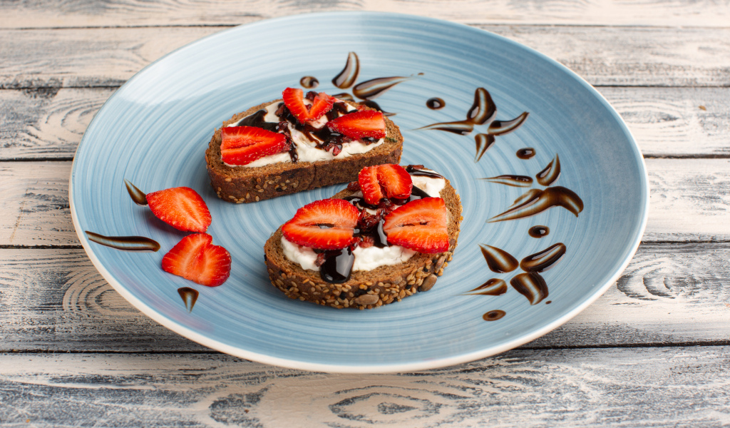 Хлебные гренки с кремом, шоколадом и кусочками клубники
