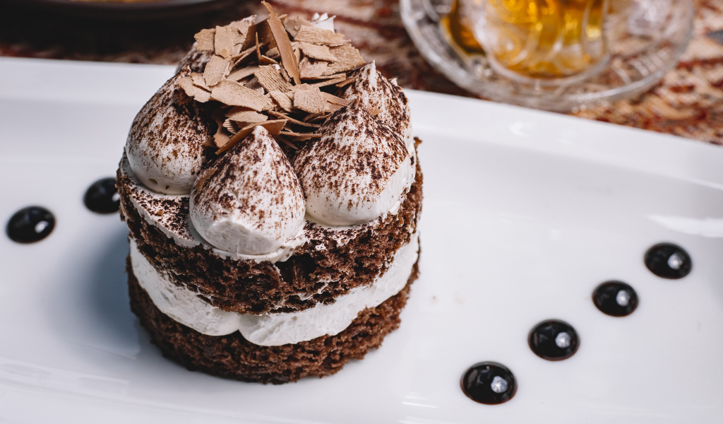 Пирожное со взбитыми сливками и шоколадной стружкой