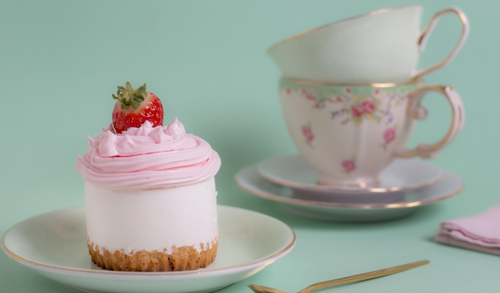 Пирожное на столе с красивыми чашками