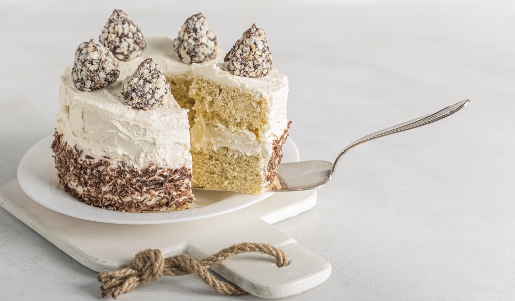 Торт с шоколадными трюфелями на столе