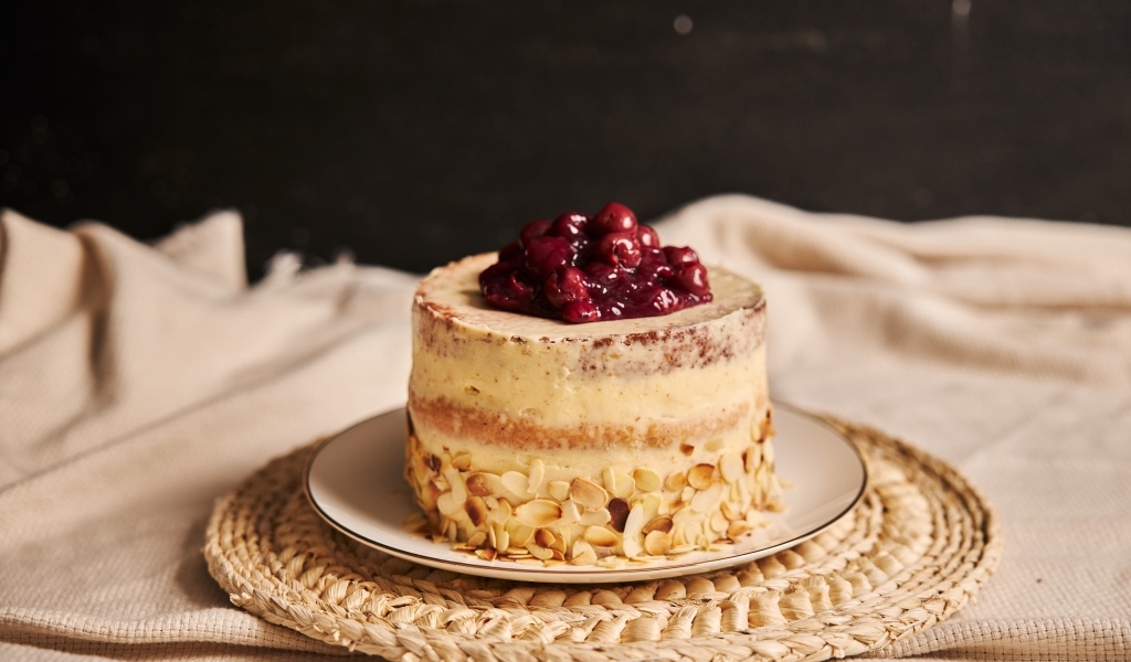 Торт с кремом и вишней