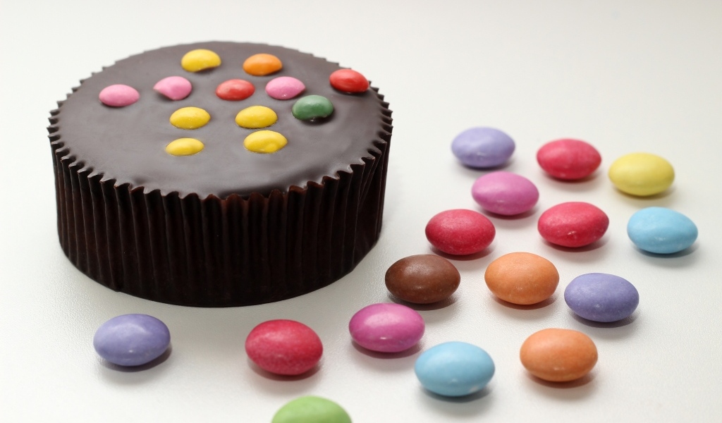 Шоколадный торт с разноцветными конфетами