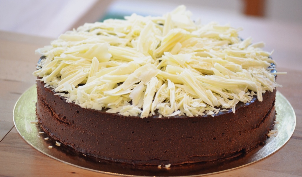Шоколадный торт с тертой белой стружкой