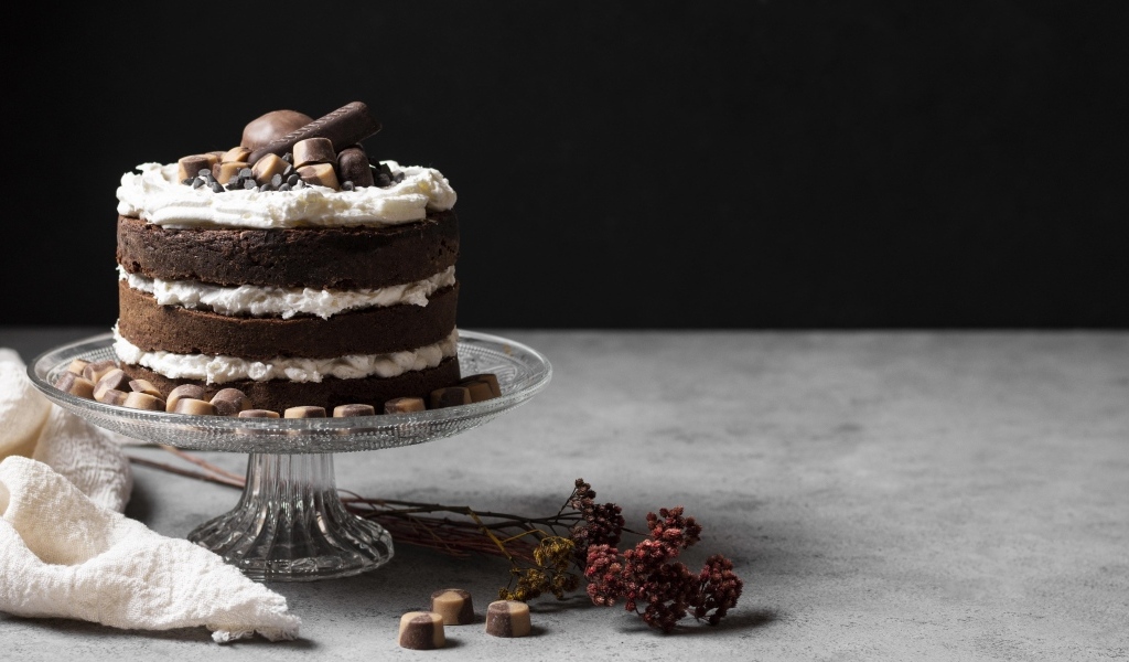 Шоколадный торт с белым кремом и конфетами