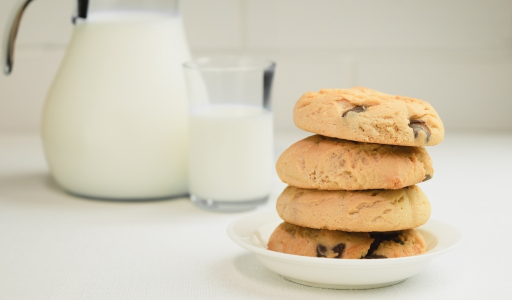 Печенье с шоколадной крошкой на столе с молоком