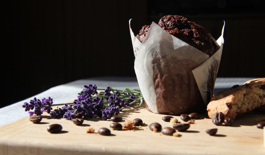 Шоколадный кекс на столе с кофейными зернами и веткой лаванды