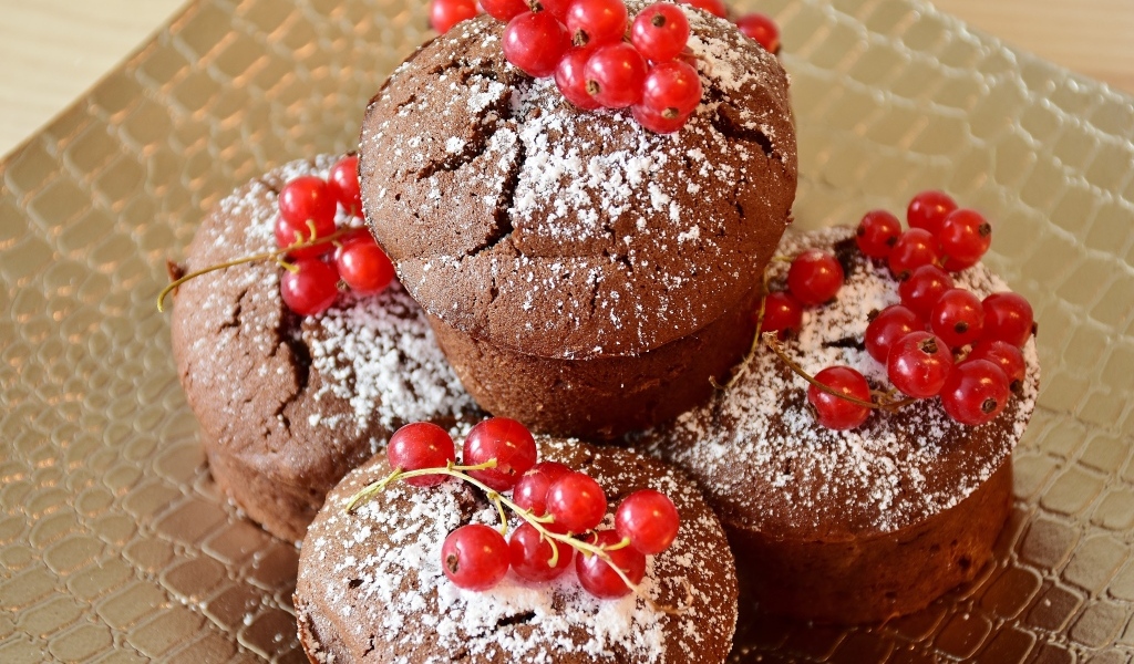 Шоколадные кексы с красной смородиной