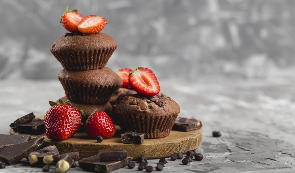 Шоколадные кексы с красной клубникой