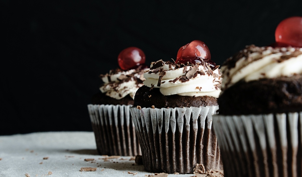 Шоколадные кексы со взбитыми сливками и ягодами вишни