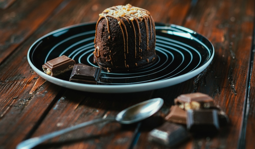 Шоколадный десерт на большой тарелке 