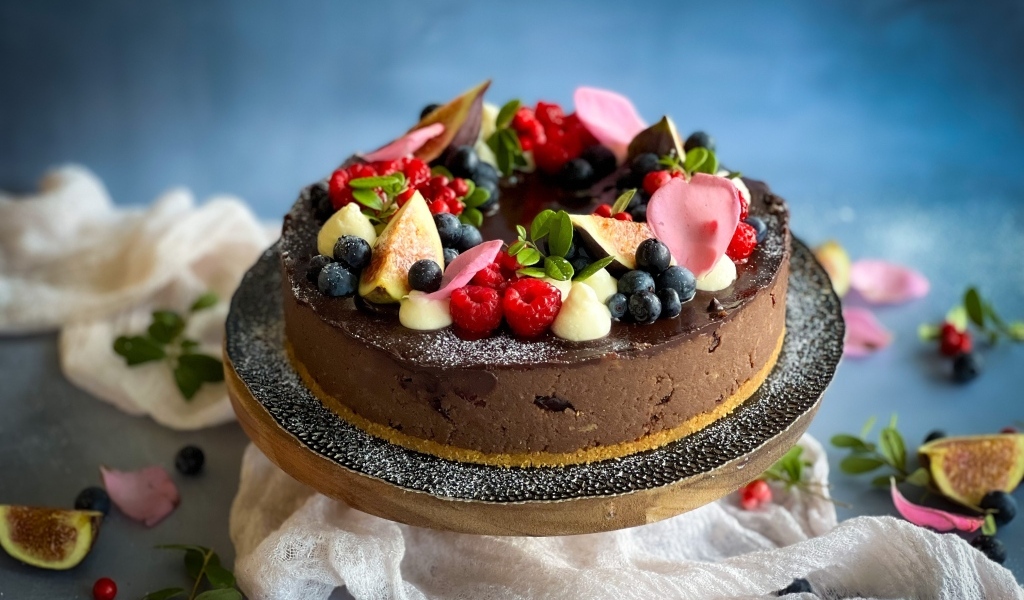 Шоколадный десерт с ягодами