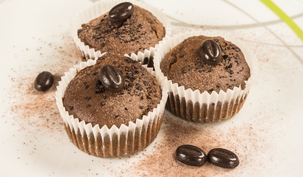Шоколадные маффины с конфетами и какао
