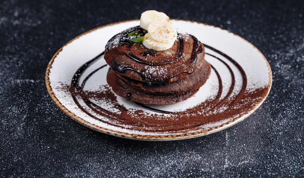 Шоколадные панкейки с кусочками банана