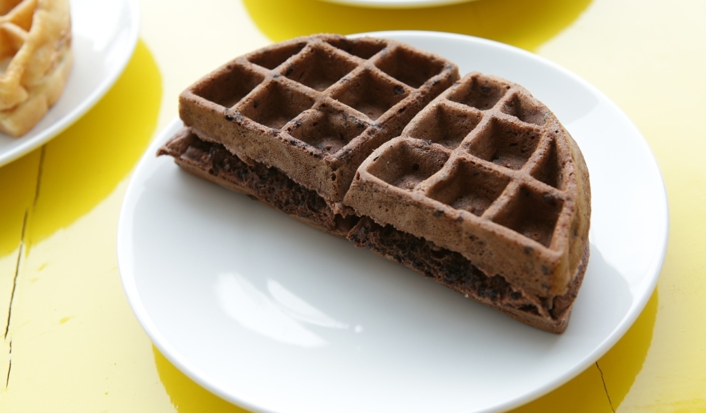 Шоколадная вафля на белой тарелке