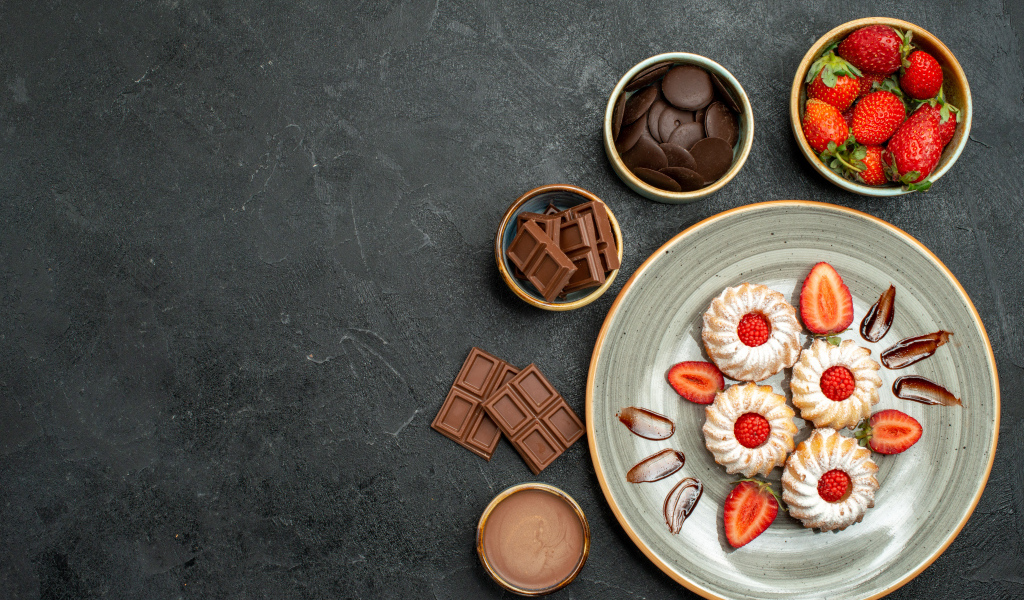 Печенье на столе с шоколадом и ягодами клубники