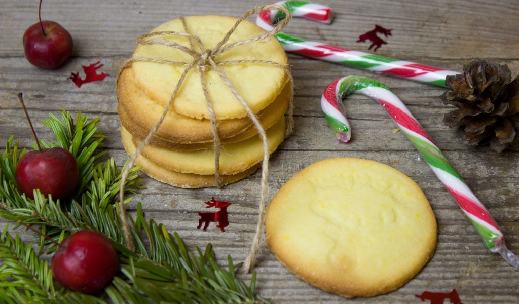 Печенье с конфетами на деревянном столе к Рождеству