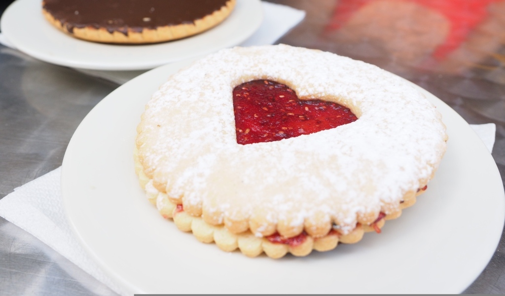 Печенье с джемом в сахарной пудре