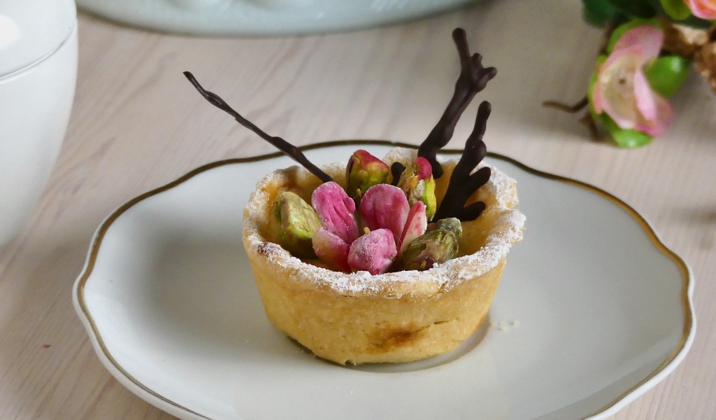 Кекс как произведение искусства на тарелке