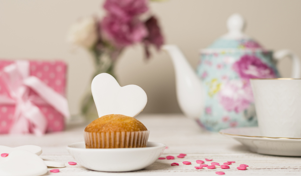 Кекс с сердечком на столе с посудой