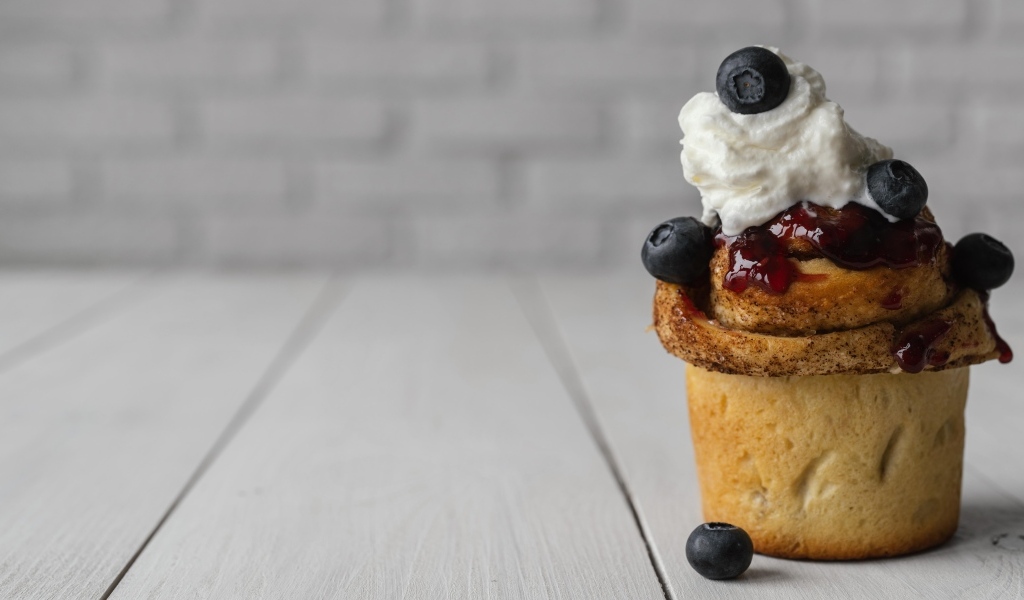 Кекс со взбитыми сливками и ягодами черники