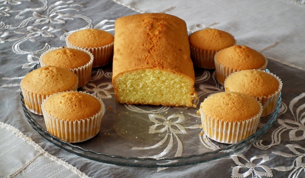 Кексы на стеклянной тарелке на столе