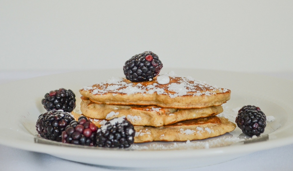 Капкейки с сахарной пудрой и ягодами черники