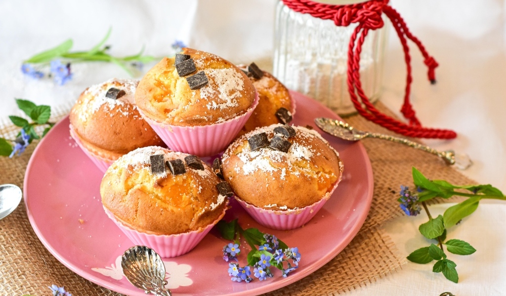 Вкусные сладкие свежие кексы на тарелке