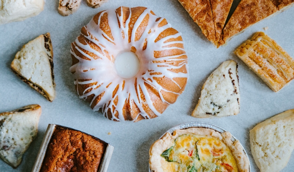 Вкусная сладкая выпечка на столе