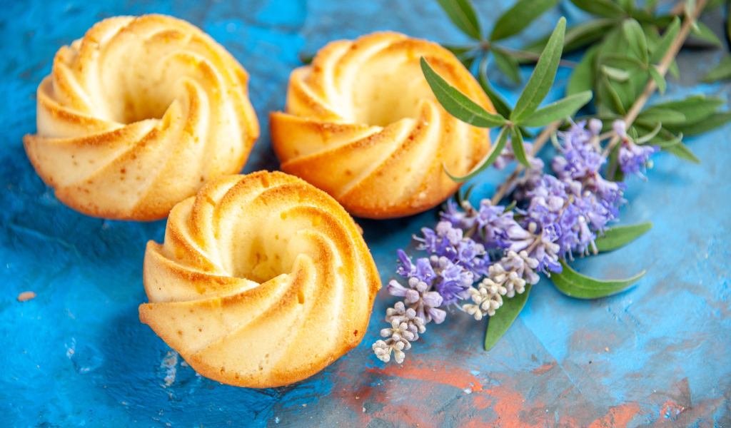 Вкусное сладкое песочное печенье с цветами на столе