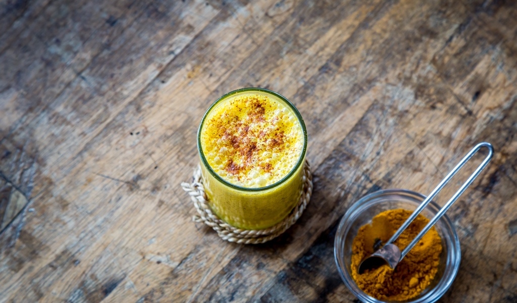 Десерт в стакане с корицей