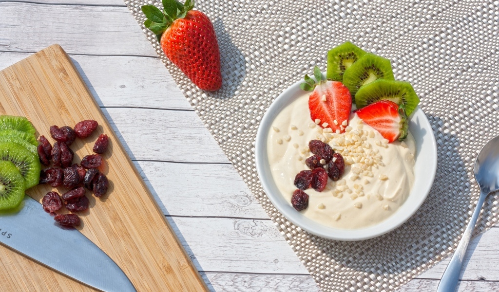 Десерт с киви, клубникой и сушеными ягодами