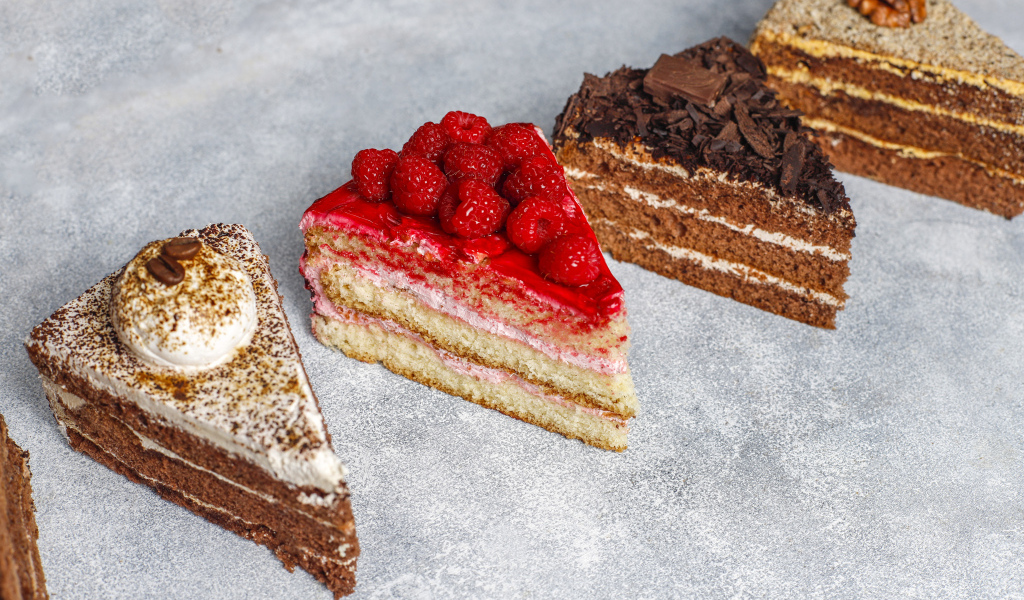 Четыре разных вкусных куска торта на столе