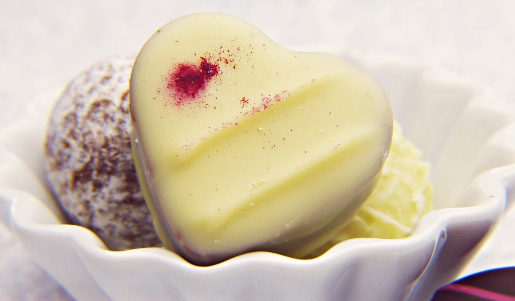 Конфета в форме сердца в белом шоколаде