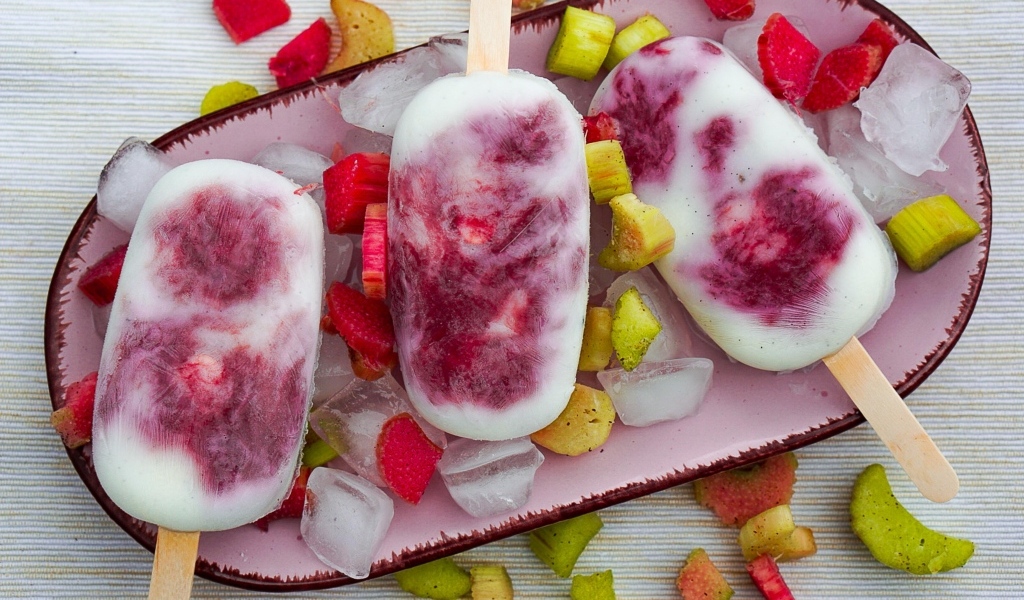 Мороженое на тарелке со льдом и ревенем