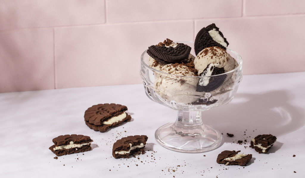 Шарики мороженого с печеньем на столе