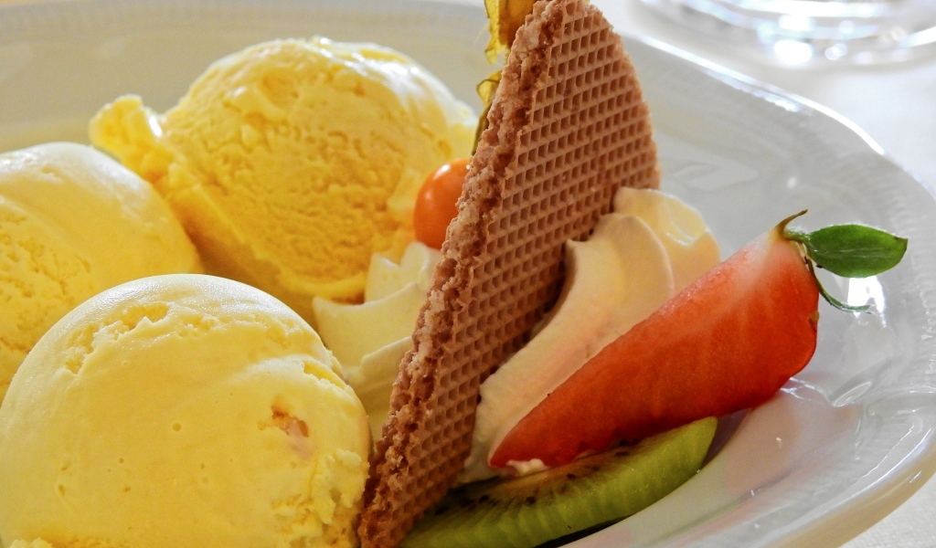 Шарики мороженого с вафлей в тарелке