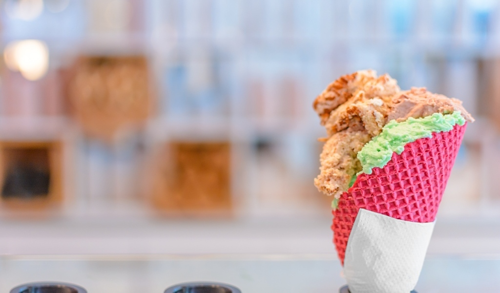 Мороженое с розовой вафле