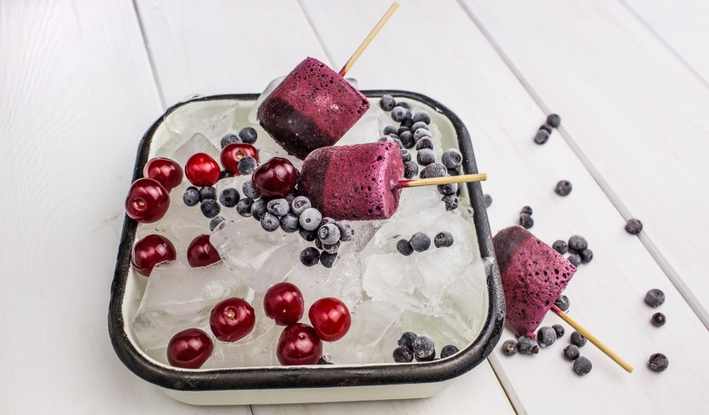 Лед с мороженым и ягодами на столе