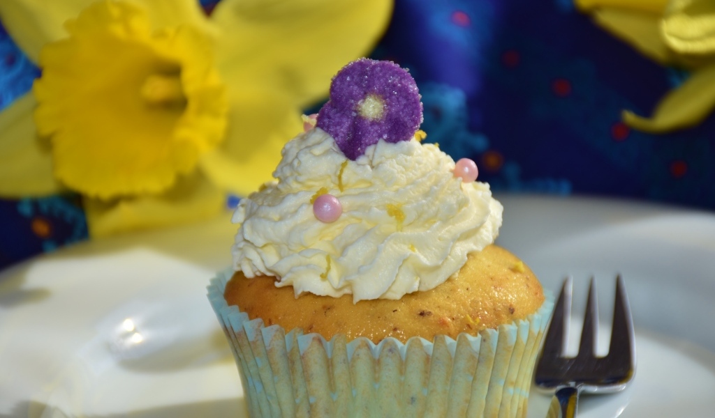 Маффин с белым кремом крупным планом